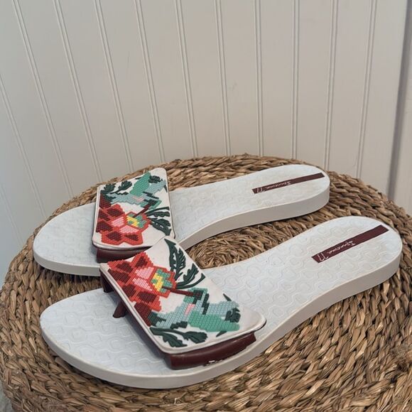 Ipanema Women's White and Green Flip Flops - Picture 4 of 6